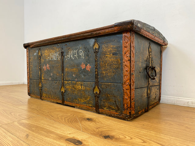 WMK I Wunderschöne große historische Truhe aus 1823 in blauer Originalfarbe mit floraler Bemalung und Eisenbeschlägen I antike Holztruhe Schatztruhe Piratenkiste Holzkiste Kiste Hochzeitstruhe Barock