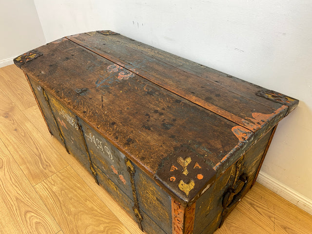 WMK I Wunderschöne große historische Truhe aus 1823 in blauer Originalfarbe mit floraler Bemalung und Eisenbeschlägen I antike Holztruhe Schatztruhe Piratenkiste Holzkiste Kiste Hochzeitstruhe Barock
