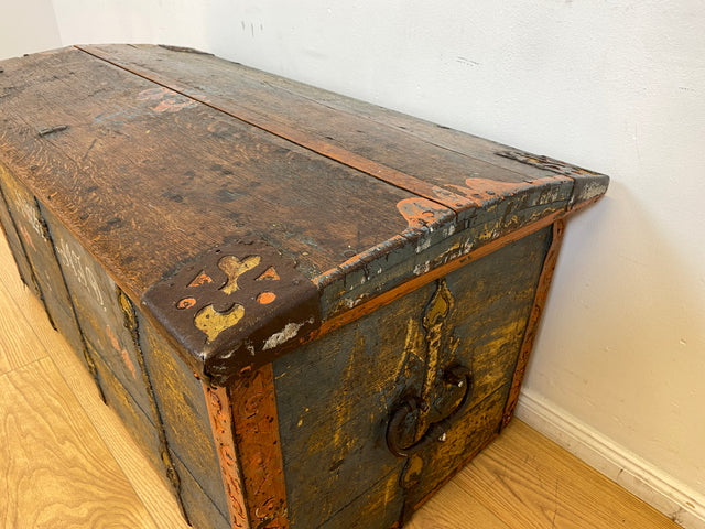 WMK I Wunderschöne große historische Truhe aus 1823 in blauer Originalfarbe mit floraler Bemalung und Eisenbeschlägen I antike Holztruhe Schatztruhe Piratenkiste Holzkiste Kiste Hochzeitstruhe Barock