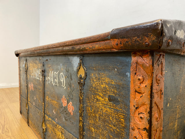 WMK I Wunderschöne große historische Truhe aus 1823 in blauer Originalfarbe mit floraler Bemalung und Eisenbeschlägen I antike Holztruhe Schatztruhe Piratenkiste Holzkiste Kiste Hochzeitstruhe Barock