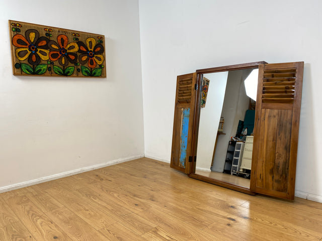 Boatwood by WMK I Einzigartiger großer Wandspiegel aus altem Bootsholz mit Fensterläden in Grün I handgefertigtes Unikat I Teakholz massiv I Ganzkörper Spiegel Stand Mirror Flur Tür Garderobe Lamellen