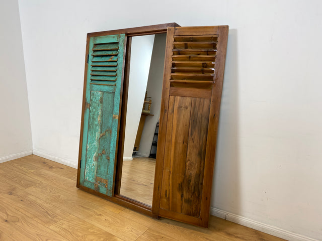 Boatwood by WMK I Einzigartiger großer Wandspiegel aus altem Bootsholz mit Fensterläden in Grün I handgefertigtes Unikat I Teakholz massiv I Ganzkörper Spiegel Stand Mirror Flur Tür Garderobe Lamellen