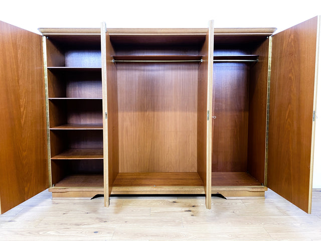 WMK I Besonders schöner und perfekt aufgeteilter großer Mid-Century Kleiderschrank aus vollem Holz in Eiche I Schrank Schlafzimmerschrank Wäscheschrank Wardrobe Vintage 50er Berlin Regensburg Schwerin