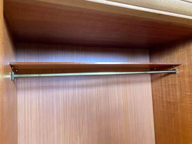 WMK I Besonders schöner und perfekt aufgeteilter großer Mid-Century Kleiderschrank aus vollem Holz in Eiche I Schrank Schlafzimmerschrank Wäscheschrank Wardrobe Vintage 50er Berlin Regensburg Schwerin