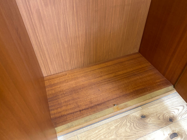 WMK I Besonders schöner und perfekt aufgeteilter großer Mid-Century Kleiderschrank aus vollem Holz in Eiche I Schrank Schlafzimmerschrank Wäscheschrank Wardrobe Vintage 50er Berlin Regensburg Schwerin