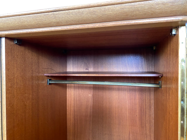 WMK I Besonders schöner und perfekt aufgeteilter großer Mid-Century Kleiderschrank aus vollem Holz in Eiche I Schrank Schlafzimmerschrank Wäscheschrank Wardrobe Vintage 50er Berlin Regensburg Schwerin