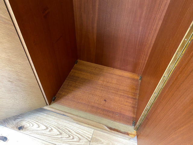 WMK I Besonders schöner und perfekt aufgeteilter großer Mid-Century Kleiderschrank aus vollem Holz in Eiche I Schrank Schlafzimmerschrank Wäscheschrank Wardrobe Vintage 50er Berlin Regensburg Schwerin