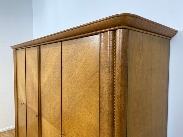 WMK I Besonders schöner und perfekt aufgeteilter großer Mid-Century Kleiderschrank aus vollem Holz in Eiche I Schrank Schlafzimmerschrank Wäscheschrank Wardrobe Vintage 50er Berlin Regensburg Schwerin