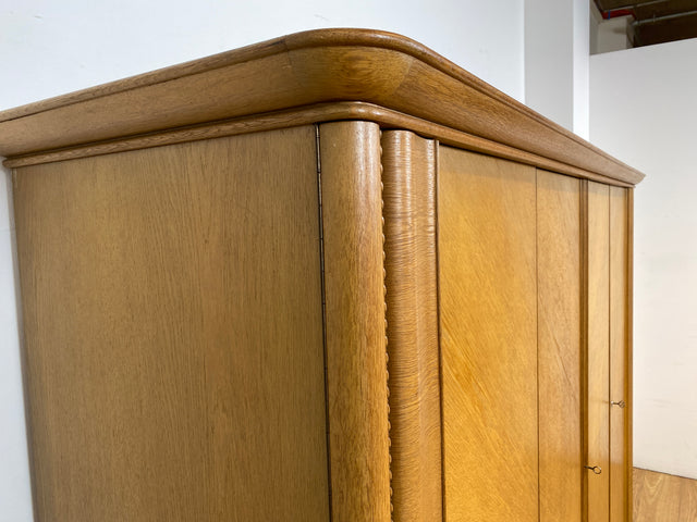 WMK I Besonders schöner und perfekt aufgeteilter großer Mid-Century Kleiderschrank aus vollem Holz in Eiche I Schrank Schlafzimmerschrank Wäscheschrank Wardrobe Vintage 50er Berlin Regensburg Schwerin