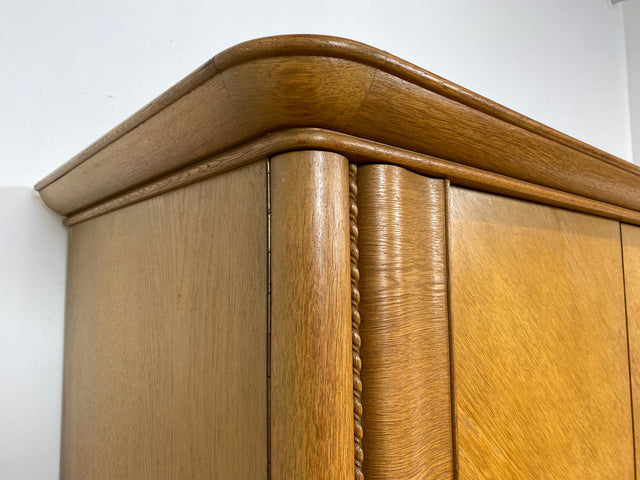 WMK I Besonders schöner und perfekt aufgeteilter großer Mid-Century Kleiderschrank aus vollem Holz in Eiche I Schrank Schlafzimmerschrank Wäscheschrank Wardrobe Vintage 50er Berlin Regensburg Schwerin
