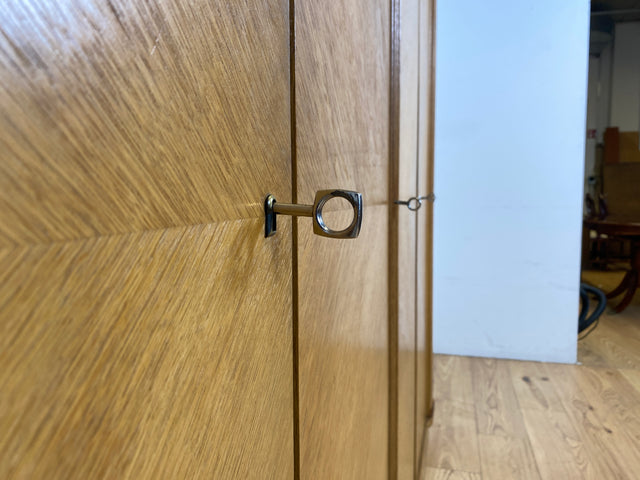 WMK I Besonders schöner und perfekt aufgeteilter großer Mid-Century Kleiderschrank aus vollem Holz in Eiche I Schrank Schlafzimmerschrank Wäscheschrank Wardrobe Vintage 50er Berlin Regensburg Schwerin