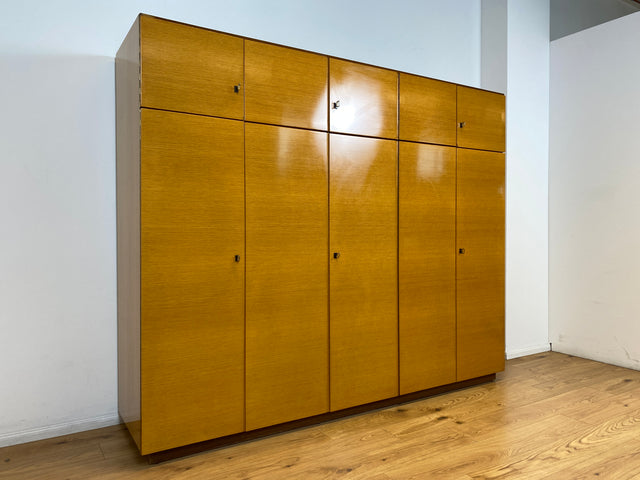 WMK I Stilvoller & perfekt aufgeteilter großer heller Mid-Century Kleiderschrank mit integriertem Aufsatz I Schrank Schlafzimmerschrank Wäscheschrank Wardrobe Vintage 60er 70er Berlin Hamburg München