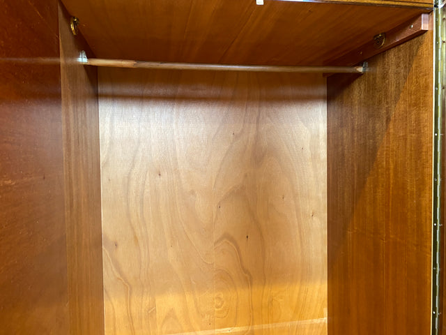 WMK I Stilvoller & perfekt aufgeteilter großer heller Mid-Century Kleiderschrank mit integriertem Aufsatz I Schrank Schlafzimmerschrank Wäscheschrank Wardrobe Vintage 60er 70er Berlin Hamburg München