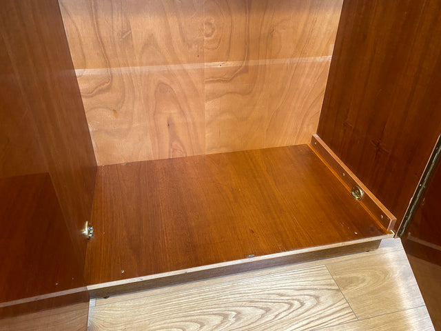 WMK I Stilvoller & perfekt aufgeteilter großer heller Mid-Century Kleiderschrank mit integriertem Aufsatz I Schrank Schlafzimmerschrank Wäscheschrank Wardrobe Vintage 60er 70er Berlin Hamburg München
