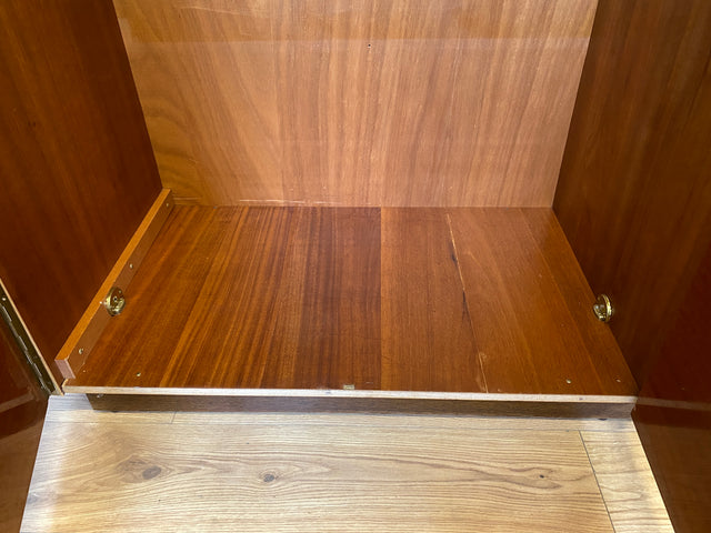 WMK I Stilvoller & perfekt aufgeteilter großer heller Mid-Century Kleiderschrank mit integriertem Aufsatz I Schrank Schlafzimmerschrank Wäscheschrank Wardrobe Vintage 60er 70er Berlin Hamburg München