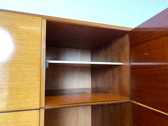 WMK I Stilvoller & perfekt aufgeteilter großer heller Mid-Century Kleiderschrank mit integriertem Aufsatz I Schrank Schlafzimmerschrank Wäscheschrank Wardrobe Vintage 60er 70er Berlin Hamburg München