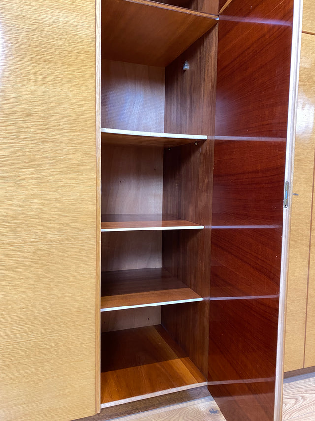 WMK I Stilvoller & perfekt aufgeteilter großer heller Mid-Century Kleiderschrank mit integriertem Aufsatz I Schrank Schlafzimmerschrank Wäscheschrank Wardrobe Vintage 60er 70er Berlin Hamburg München