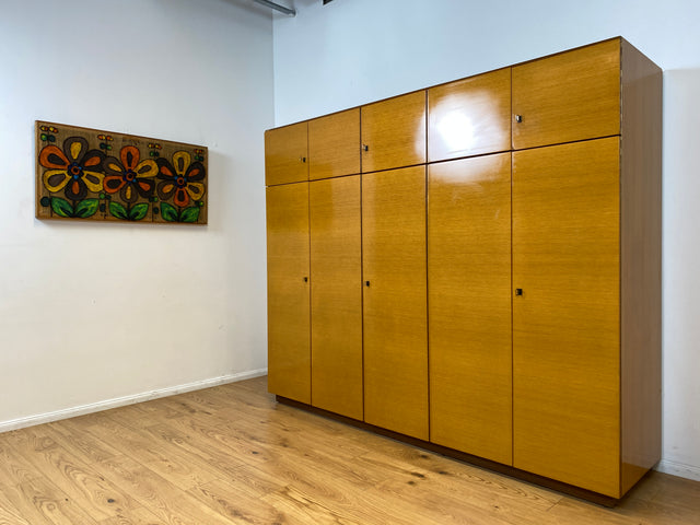 WMK I Stilvoller & perfekt aufgeteilter großer heller Mid-Century Kleiderschrank mit integriertem Aufsatz I Schrank Schlafzimmerschrank Wäscheschrank Wardrobe Vintage 60er 70er Berlin Hamburg München