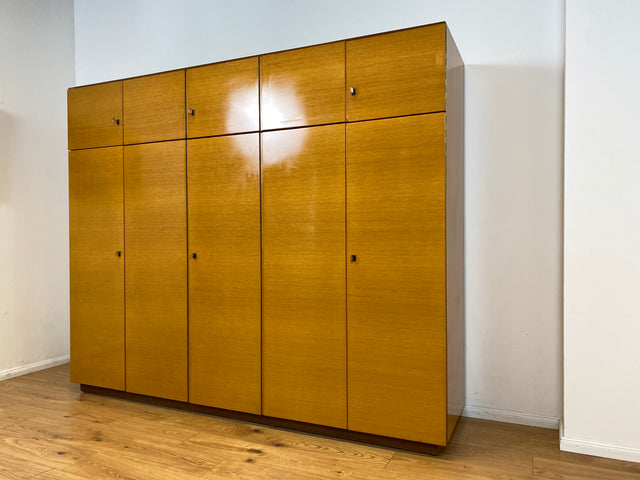WMK I Stilvoller & perfekt aufgeteilter großer heller Mid-Century Kleiderschrank mit integriertem Aufsatz I Schrank Schlafzimmerschrank Wäscheschrank Wardrobe Vintage 60er 70er Berlin Hamburg München