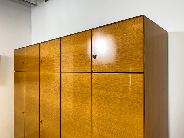 WMK I Stilvoller & perfekt aufgeteilter großer heller Mid-Century Kleiderschrank mit integriertem Aufsatz I Schrank Schlafzimmerschrank Wäscheschrank Wardrobe Vintage 60er 70er Berlin Hamburg München