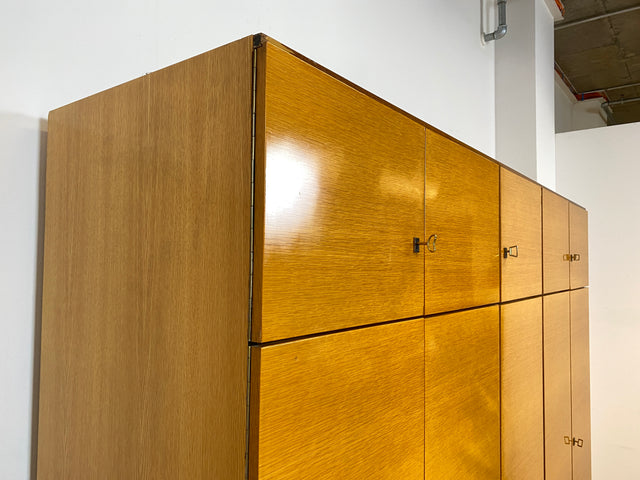 WMK I Stilvoller & perfekt aufgeteilter großer heller Mid-Century Kleiderschrank mit integriertem Aufsatz I Schrank Schlafzimmerschrank Wäscheschrank Wardrobe Vintage 60er 70er Berlin Hamburg München