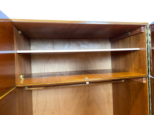 WMK I Stilvoller & perfekt aufgeteilter großer heller Mid-Century Kleiderschrank mit integriertem Aufsatz I Schrank Schlafzimmerschrank Wäscheschrank Wardrobe Vintage 60er 70er Berlin Hamburg München