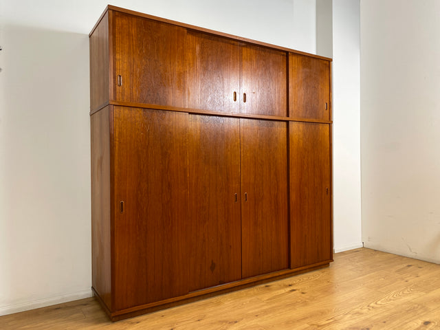 WMK I Stilvoller großer skandinavischer Mid-Century Kleiderschrank in Teakholz mit Aufsatz & Schiebetüren I Schrank Schlafzimmerschrank Wäscheschrank Wardrobe Danish Design Vintage Teak Berlin Potsdam