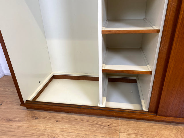 WMK I Stilvoller großer skandinavischer Mid-Century Kleiderschrank in Teakholz mit Aufsatz & Schiebetüren I Schrank Schlafzimmerschrank Wäscheschrank Wardrobe Danish Design Vintage Teak Berlin Potsdam