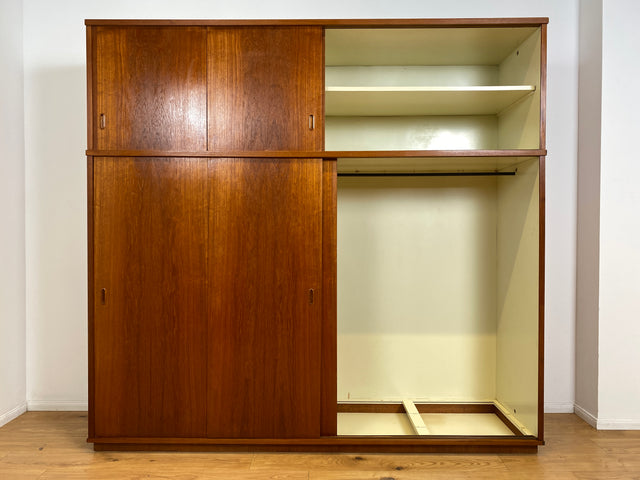 WMK I Stilvoller großer skandinavischer Mid-Century Kleiderschrank in Teakholz mit Aufsatz & Schiebetüren I Schrank Schlafzimmerschrank Wäscheschrank Wardrobe Danish Design Vintage Teak Berlin Potsdam