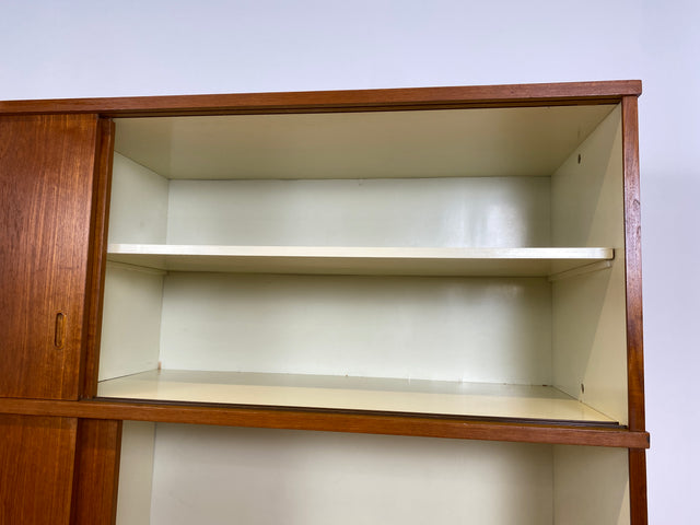 WMK I Stilvoller großer skandinavischer Mid-Century Kleiderschrank in Teakholz mit Aufsatz & Schiebetüren I Schrank Schlafzimmerschrank Wäscheschrank Wardrobe Danish Design Vintage Teak Berlin Potsdam
