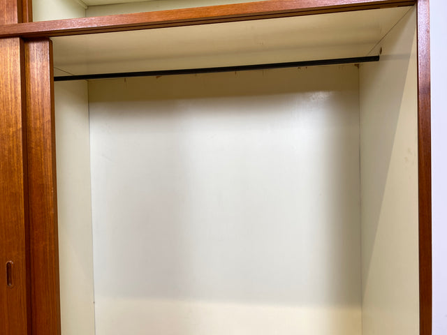 WMK I Stilvoller großer skandinavischer Mid-Century Kleiderschrank in Teakholz mit Aufsatz & Schiebetüren I Schrank Schlafzimmerschrank Wäscheschrank Wardrobe Danish Design Vintage Teak Berlin Potsdam