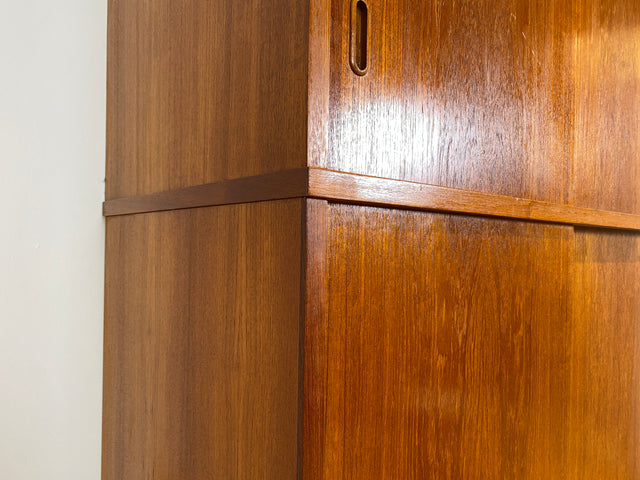 WMK I Stilvoller großer skandinavischer Mid-Century Kleiderschrank in Teakholz mit Aufsatz & Schiebetüren I Schrank Schlafzimmerschrank Wäscheschrank Wardrobe Danish Design Vintage Teak Berlin Potsdam