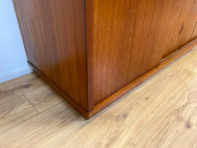 WMK I Stilvoller großer skandinavischer Mid-Century Kleiderschrank in Teakholz mit Aufsatz & Schiebetüren I Schrank Schlafzimmerschrank Wäscheschrank Wardrobe Danish Design Vintage Teak Berlin Potsdam