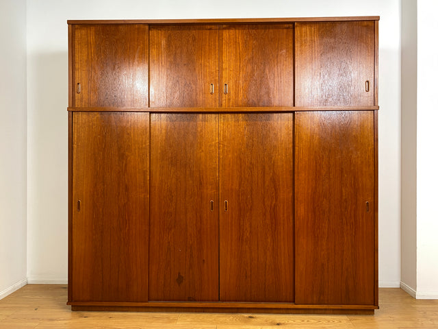 WMK I Stilvoller großer skandinavischer Mid-Century Kleiderschrank in Teakholz mit Aufsatz & Schiebetüren I Schrank Schlafzimmerschrank Wäscheschrank Wardrobe Danish Design Vintage Teak Berlin Potsdam