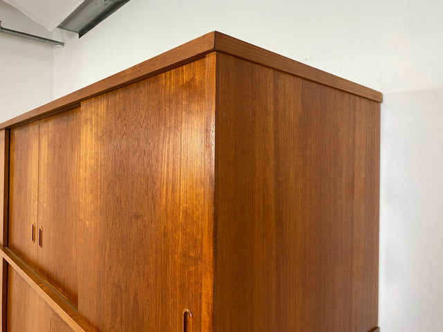 WMK I Stilvoller großer skandinavischer Mid-Century Kleiderschrank in Teakholz mit Aufsatz & Schiebetüren I Schrank Schlafzimmerschrank Wäscheschrank Wardrobe Danish Design Vintage Teak Berlin Potsdam