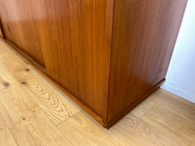 WMK I Stilvoller großer skandinavischer Mid-Century Kleiderschrank in Teakholz mit Aufsatz & Schiebetüren I Schrank Schlafzimmerschrank Wäscheschrank Wardrobe Danish Design Vintage Teak Berlin Potsdam