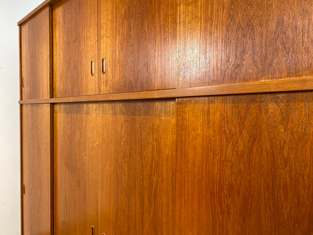 WMK I Stilvoller großer skandinavischer Mid-Century Kleiderschrank in Teakholz mit Aufsatz & Schiebetüren I Schrank Schlafzimmerschrank Wäscheschrank Wardrobe Danish Design Vintage Teak Berlin Potsdam