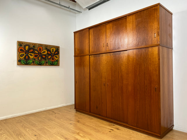 WMK I Stilvoller großer skandinavischer Mid-Century Kleiderschrank in Teakholz mit Aufsatz & Schiebetüren I Schrank Schlafzimmerschrank Wäscheschrank Wardrobe Danish Design Vintage Teak Berlin Potsdam