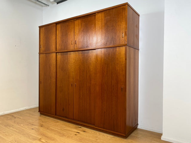WMK I Stilvoller großer skandinavischer Mid-Century Kleiderschrank in Teakholz mit Aufsatz & Schiebetüren I Schrank Schlafzimmerschrank Wäscheschrank Wardrobe Danish Design Vintage Teak Berlin Potsdam