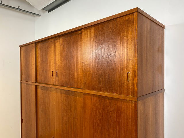 WMK I Stilvoller großer skandinavischer Mid-Century Kleiderschrank in Teakholz mit Aufsatz & Schiebetüren I Schrank Schlafzimmerschrank Wäscheschrank Wardrobe Danish Design Vintage Teak Berlin Potsdam