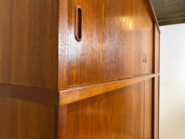 WMK I Stilvoller großer skandinavischer Mid-Century Kleiderschrank in Teakholz mit Aufsatz & Schiebetüren I Schrank Schlafzimmerschrank Wäscheschrank Wardrobe Danish Design Vintage Teak Berlin Potsdam