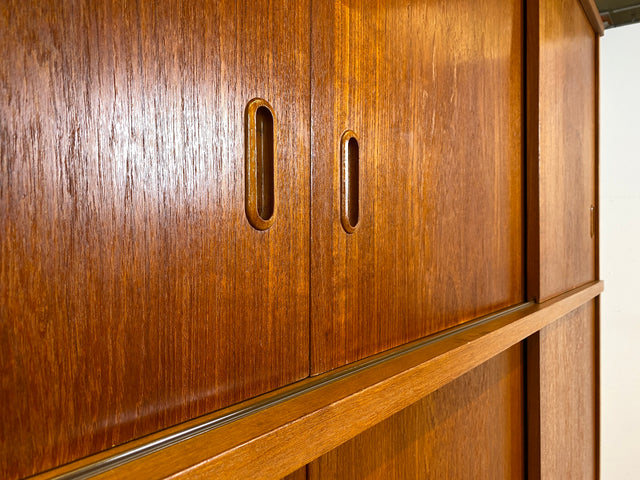 WMK I Stilvoller großer skandinavischer Mid-Century Kleiderschrank in Teakholz mit Aufsatz & Schiebetüren I Schrank Schlafzimmerschrank Wäscheschrank Wardrobe Danish Design Vintage Teak Berlin Potsdam