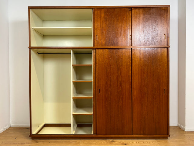 WMK I Stilvoller großer skandinavischer Mid-Century Kleiderschrank in Teakholz mit Aufsatz & Schiebetüren I Schrank Schlafzimmerschrank Wäscheschrank Wardrobe Danish Design Vintage Teak Berlin Potsdam