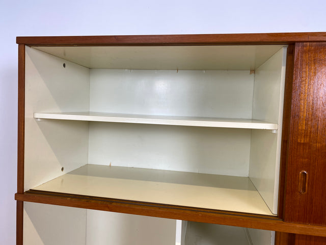 WMK I Stilvoller großer skandinavischer Mid-Century Kleiderschrank in Teakholz mit Aufsatz & Schiebetüren I Schrank Schlafzimmerschrank Wäscheschrank Wardrobe Danish Design Vintage Teak Berlin Potsdam