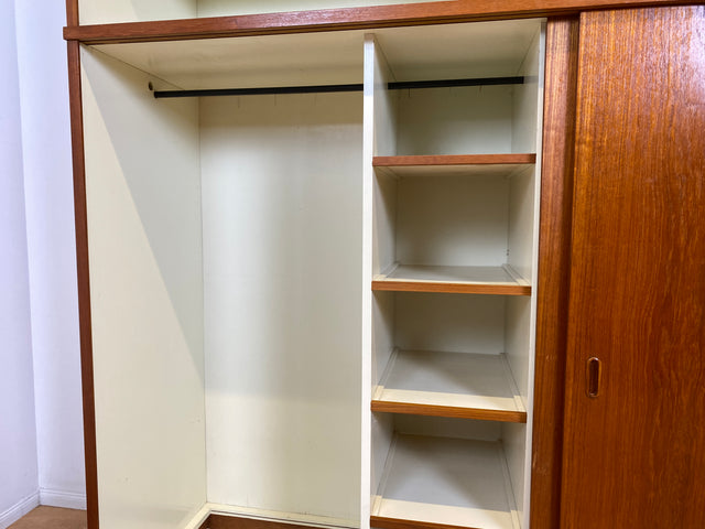 WMK I Stilvoller großer skandinavischer Mid-Century Kleiderschrank in Teakholz mit Aufsatz & Schiebetüren I Schrank Schlafzimmerschrank Wäscheschrank Wardrobe Danish Design Vintage Teak Berlin Potsdam