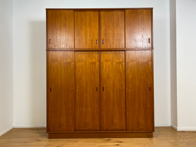 WMK # Sehr gut erhaltener großer skandinavischer Mid-Century Kleiderschrank in Teakholz mit Aufsatz und Schiebetüren  # Schrank Schlafzimmerschrank Wäscheschrank Wardrobe Danish Design Vintage Berlin