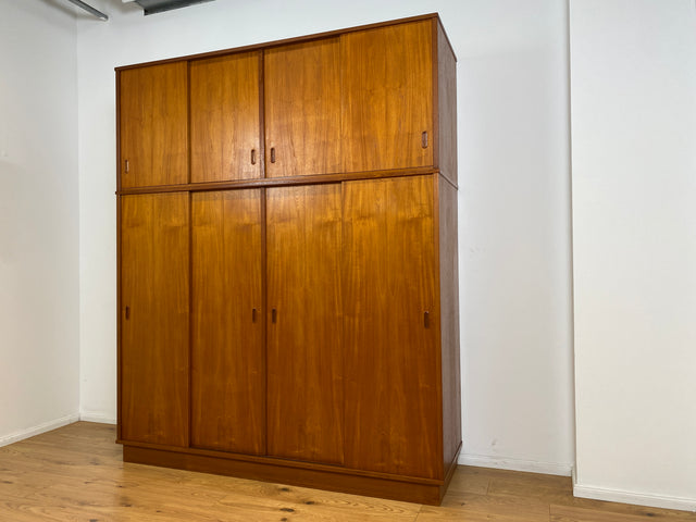 WMK # Sehr gut erhaltener großer skandinavischer Mid-Century Kleiderschrank in Teakholz mit Aufsatz und Schiebetüren  # Schrank Schlafzimmerschrank Wäscheschrank Wardrobe Danish Design Vintage Berlin