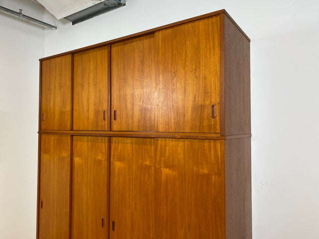 WMK # Sehr gut erhaltener großer skandinavischer Mid-Century Kleiderschrank in Teakholz mit Aufsatz und Schiebetüren  # Schrank Schlafzimmerschrank Wäscheschrank Wardrobe Danish Design Vintage Berlin