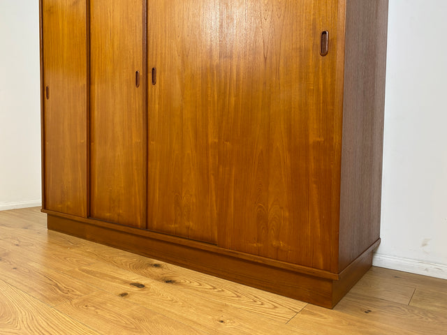 WMK # Sehr gut erhaltener großer skandinavischer Mid-Century Kleiderschrank in Teakholz mit Aufsatz und Schiebetüren  # Schrank Schlafzimmerschrank Wäscheschrank Wardrobe Danish Design Vintage Berlin