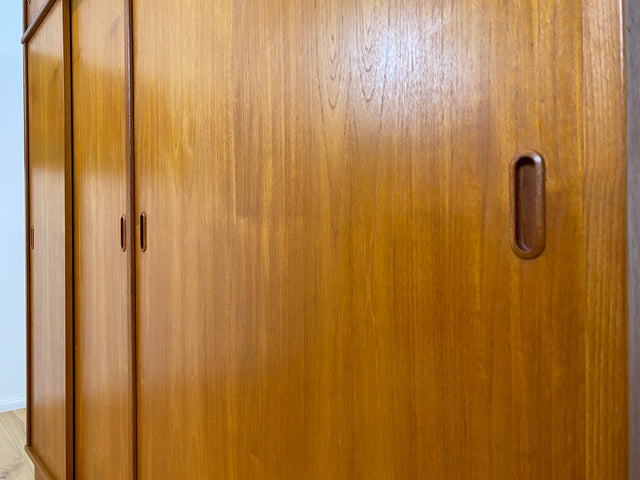 WMK # Sehr gut erhaltener großer skandinavischer Mid-Century Kleiderschrank in Teakholz mit Aufsatz und Schiebetüren  # Schrank Schlafzimmerschrank Wäscheschrank Wardrobe Danish Design Vintage Berlin